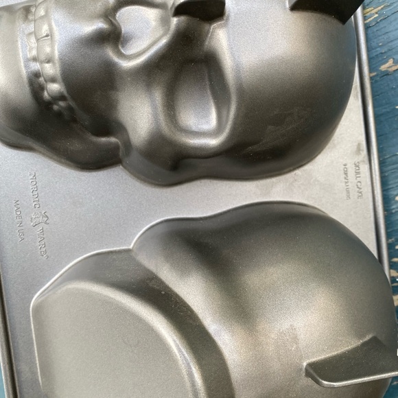 SKULL Cake Mold 3-D - Picture 11 of 15